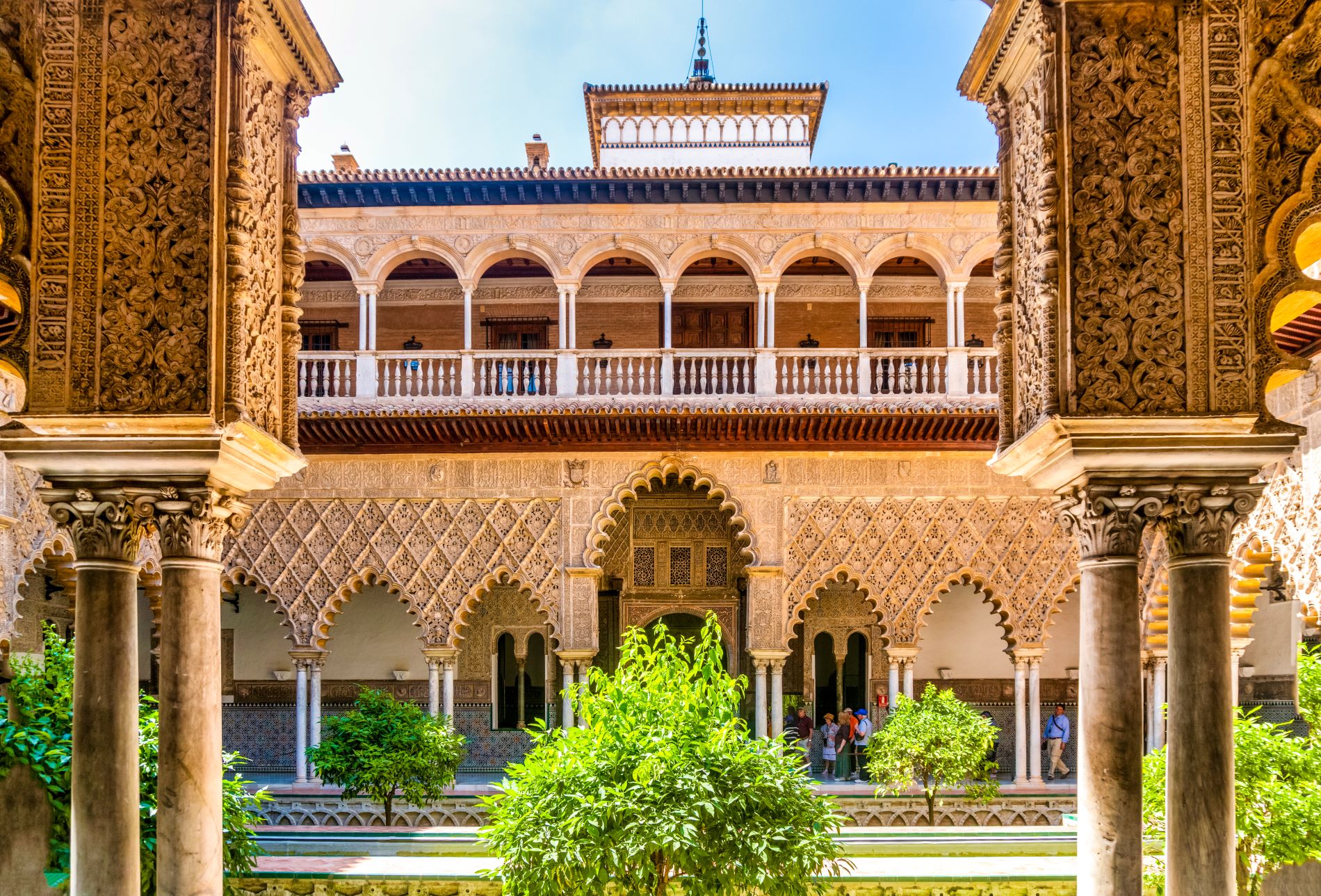 Eno od notranjih dvorišč nekdanje mavrske palače, danes pa kraljeve palače Real Alcazar v Sevilli v Španiji z značilno mavrsko arhitekturo z umetelno arabsko štukaturo iz kamna.