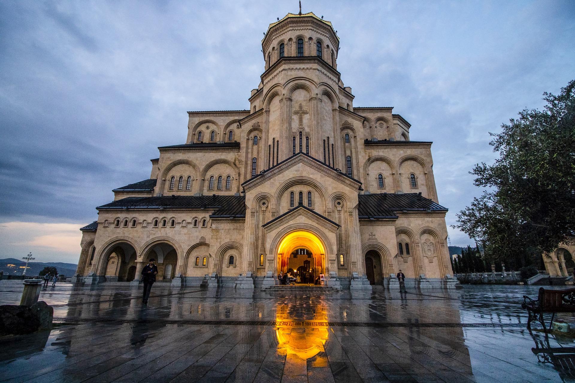 Glavna stolnica Gruzinske pravoslavne cerkve v Tbilisiju, glavnem mestu Gruzije, in ena največjih verskih zgradb na svetu.