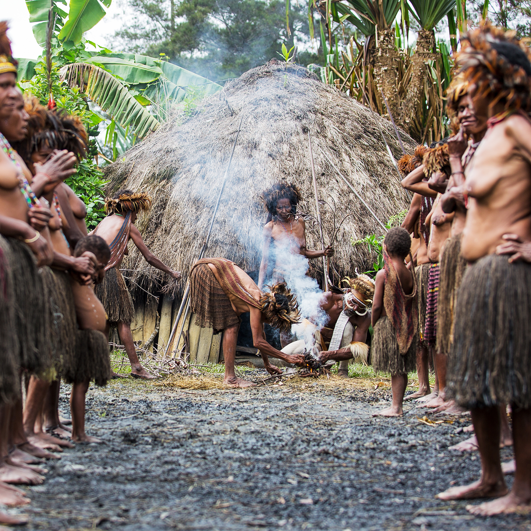 Prikaz vsakodnevnega življenja ljudstev na otoku Papua