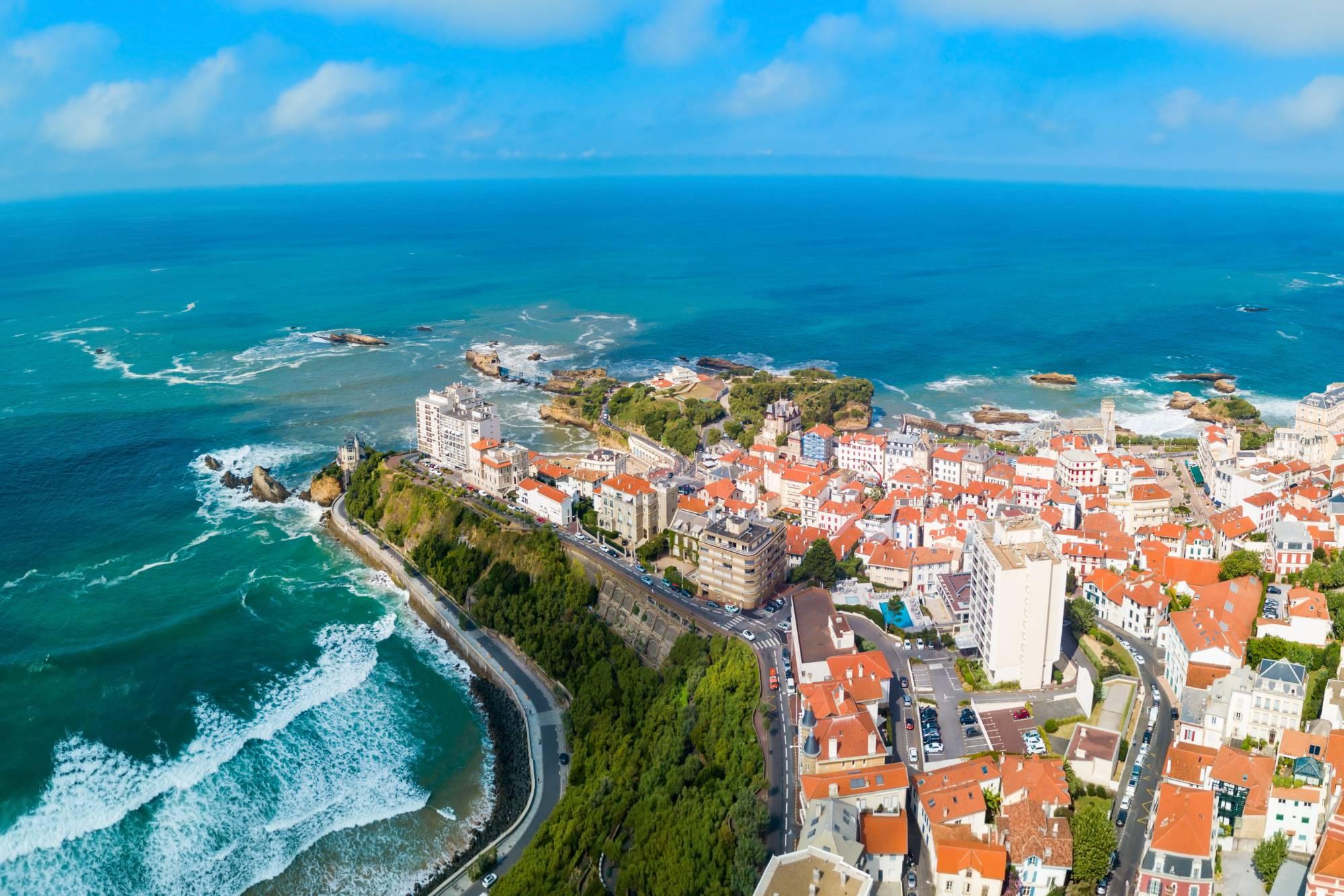 Letoviško mesto Biarritz na jugozahodnem delu Francije ob Atlantskem oceanu.