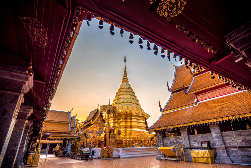 Tempelj Doi Suthep ob sončnem zahodu.
