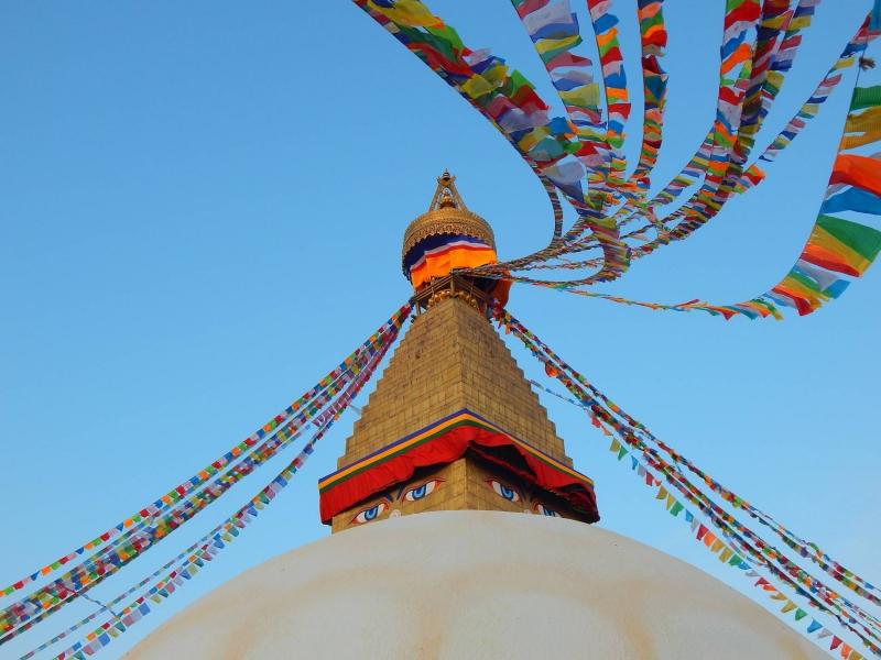 Vrh stupe Boudhanath z molilnimi zastavicami v Katmanduju v Nepalu.