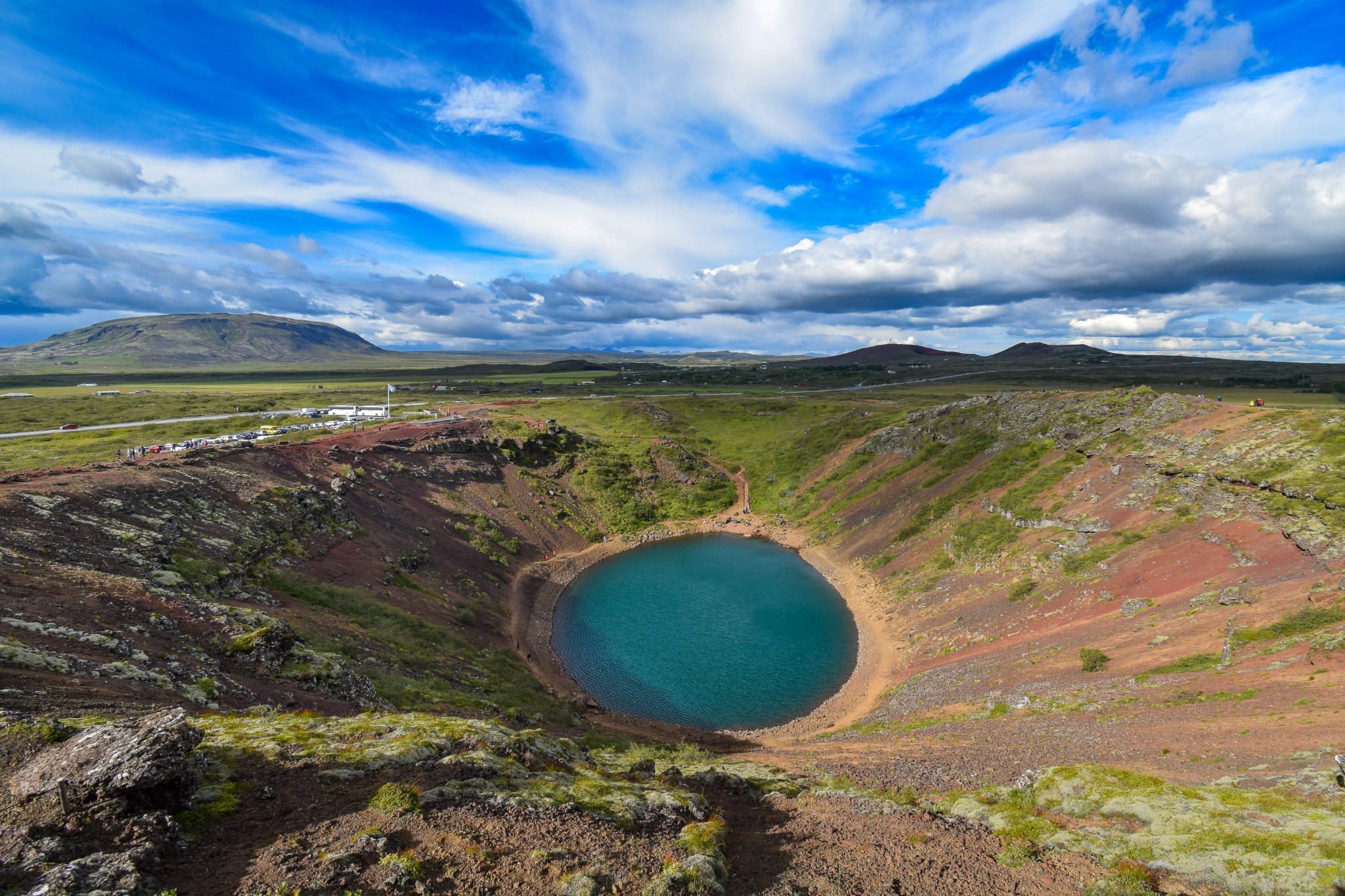 Modro jezero v eksplozijskem kraterju Kerið na jugu Islandije.