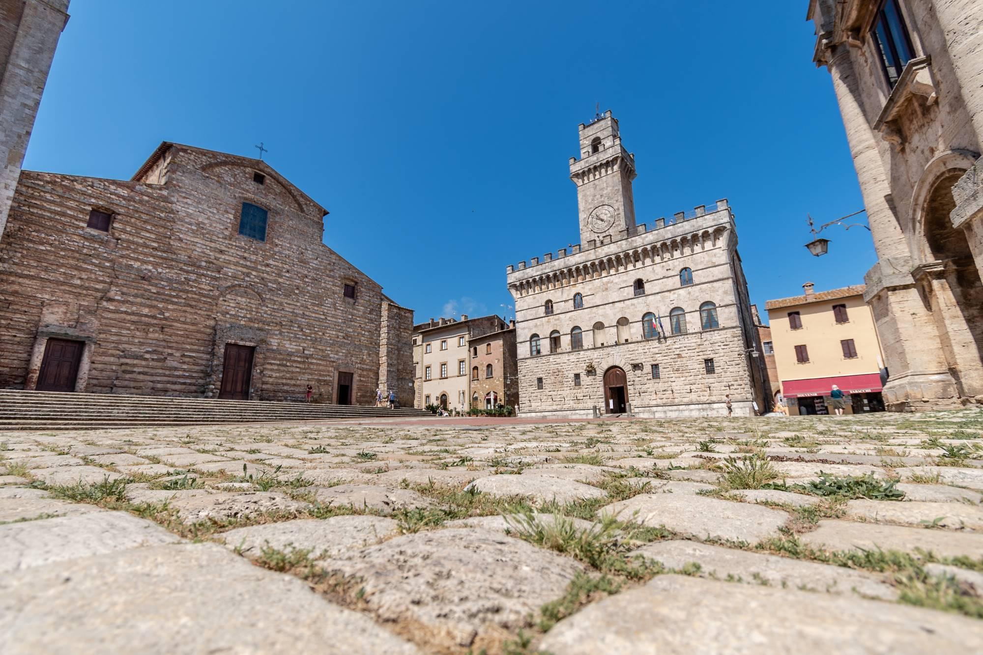 Glavni trg Piazza Grande renesančnega mesta Montepulciano v Toskani z mestno hišo in stolnico.