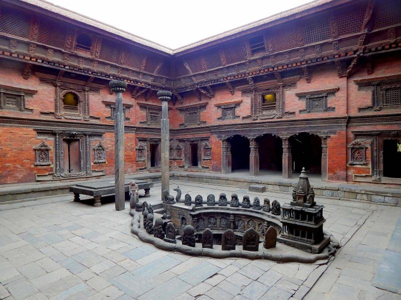 Notranje dvorišče ene od palač na Patanskem kraljevem trgu ali Trgu Patan Durbar v središču mesta Lalitpur v Nepalu.