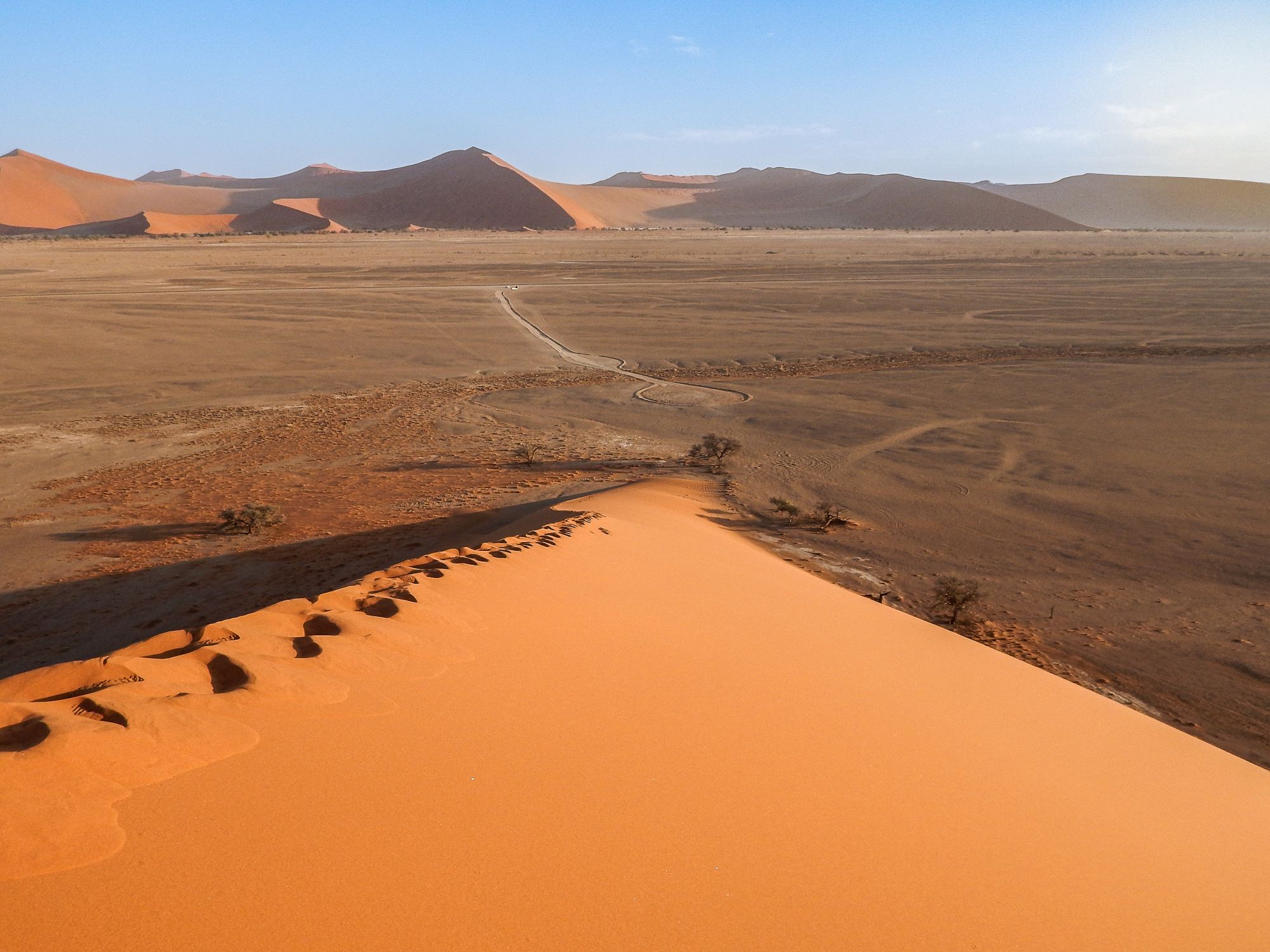 Pogled z ene od sipin na dolino Sossusvlei v najstarejši puščavi na svetu Namib v Namibiji.