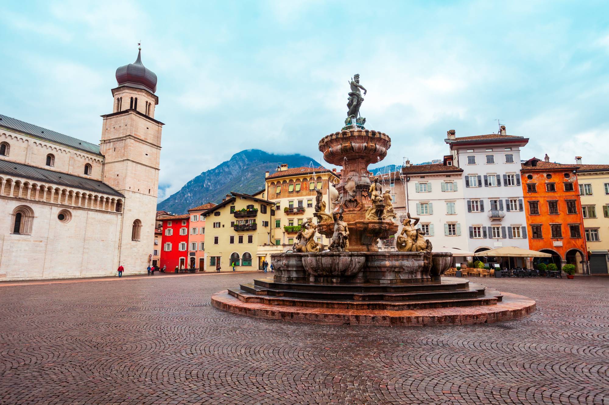 Piazza del Duomo s stolnico v Trentu na Južnem Tirolskem in z vodnjakom na sredini.
