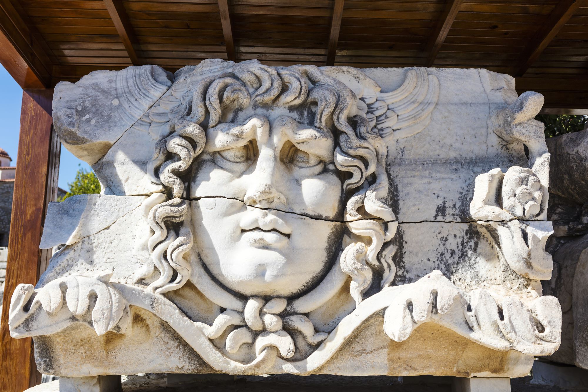 Detajl osupljivo monumentalne kamnite glave Meduze na Apolonovem templju v antičnem mestu Didima v Turčiji.