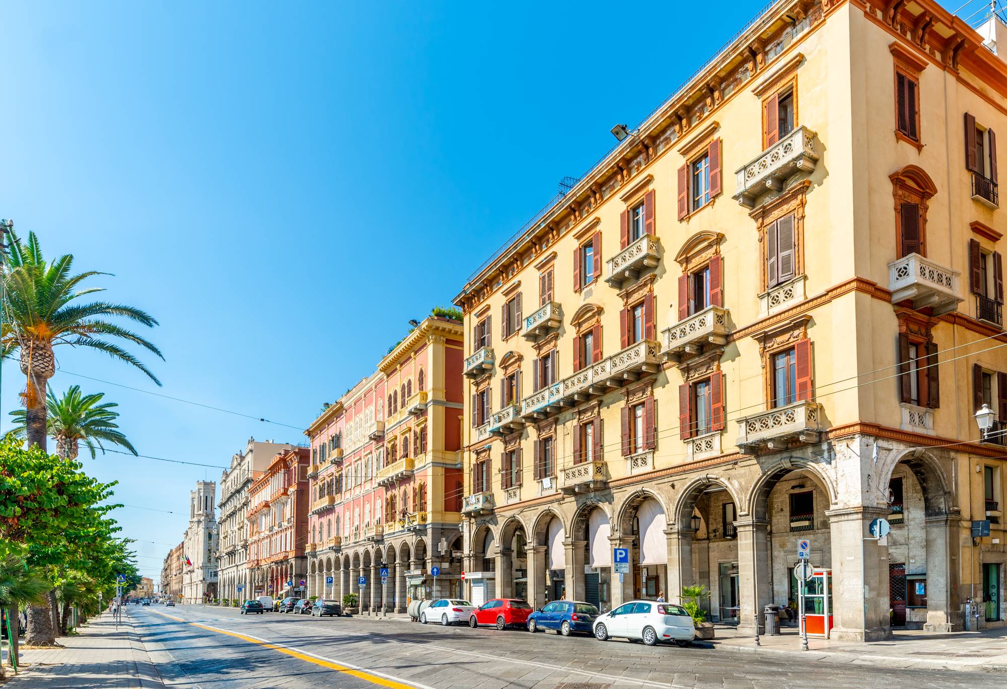 Priobalna cesta v mestnem središču glavnega mesta Sardinije Cagliariju z meščanskimi hišami.