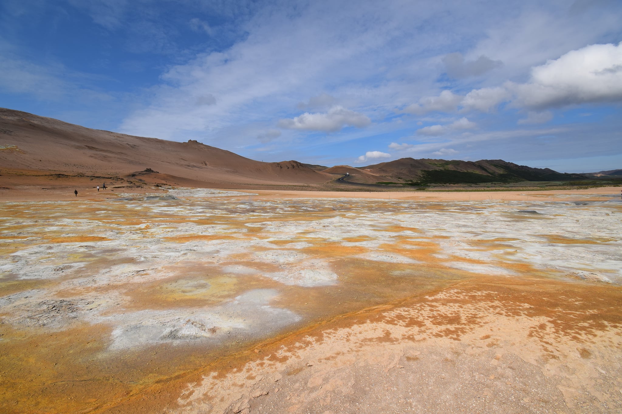 Območje solfatar in brbotajočih blatnih loncev Námafjall-Hverir na Islandiji.