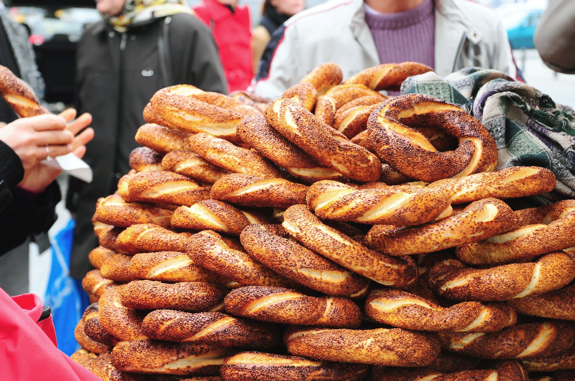 Ulični prodajalec značilnega turškega okroglega kruha simit na ulicah Istanbula v Turčiji.