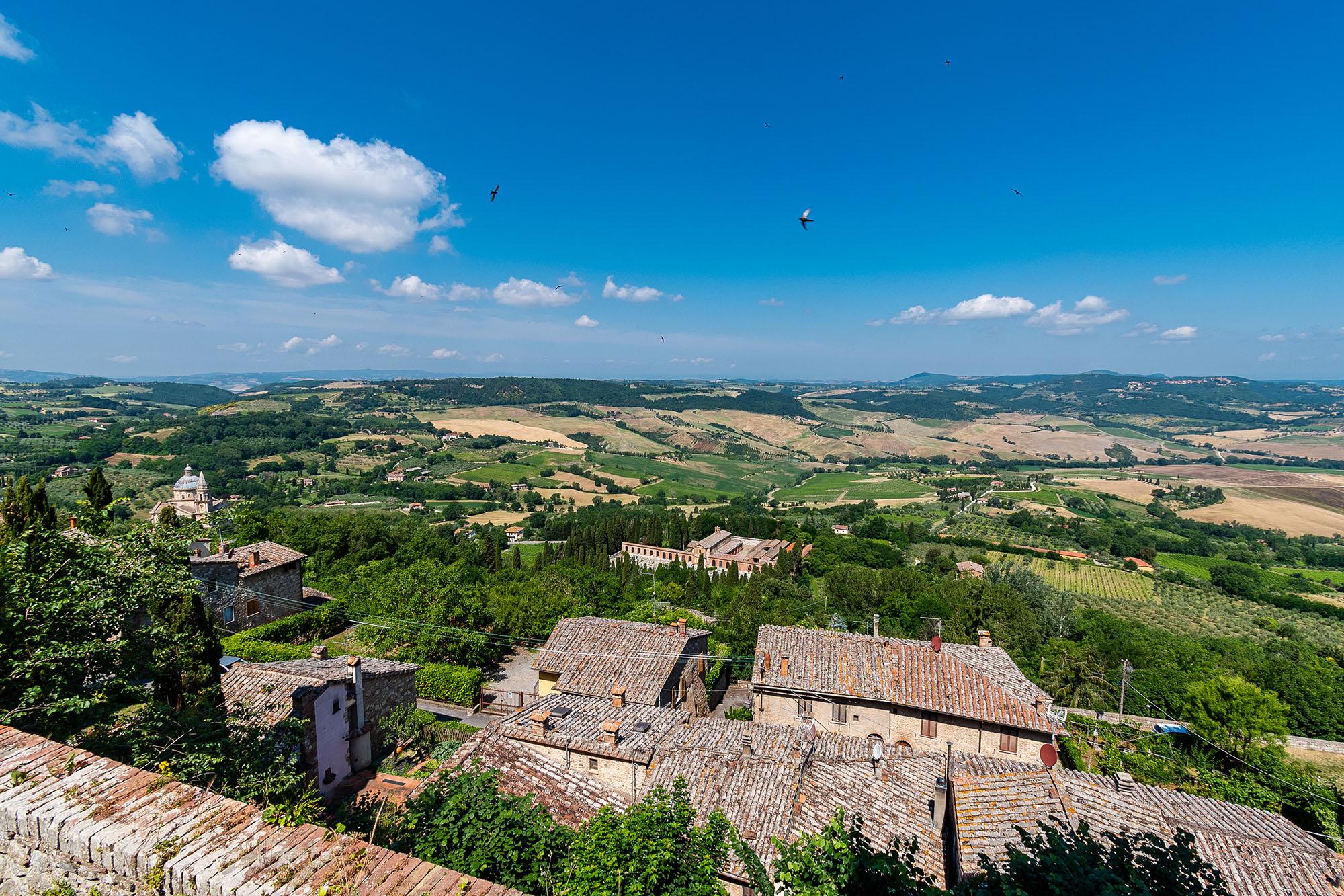 Razgled iz Montepulciana na toskanske griče.