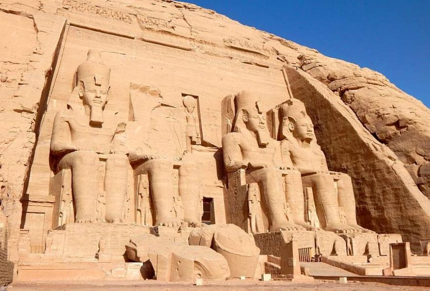 Glavno pročelje enega od dveh mogočnih skalnih templjev Abu Simbel na jugu Egipta.