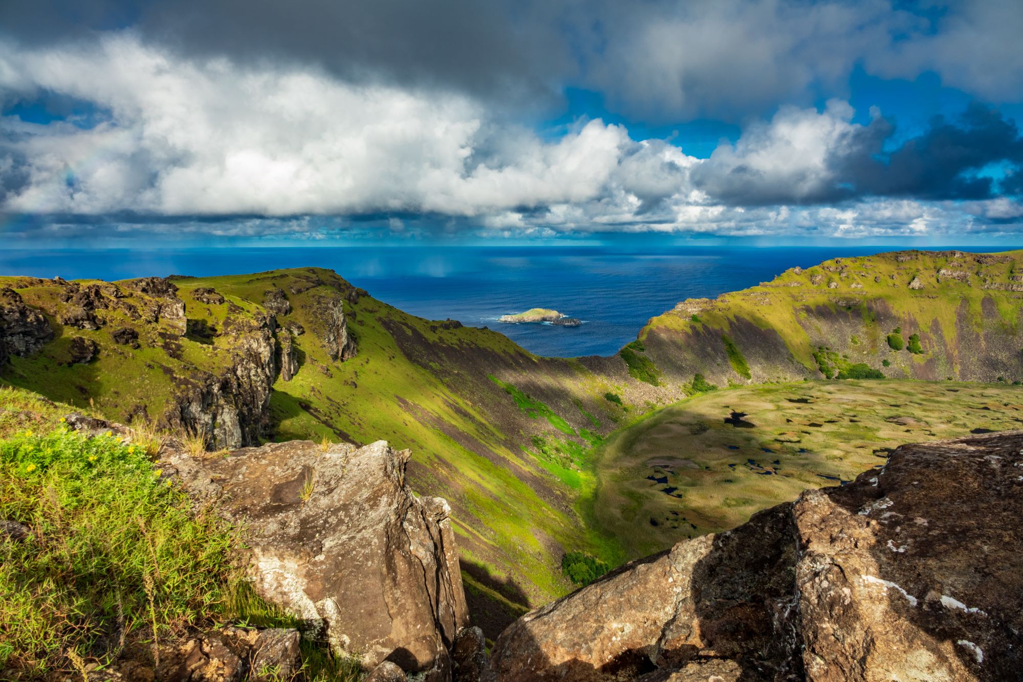 Pogled na krater ugaslega vulkana Rano Kau na Velikonočnem otoku.