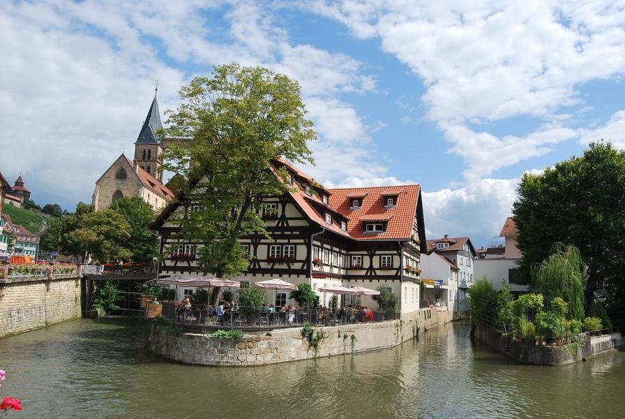 Eden najbolj znanih pogledov na mesto Esslingen am Neckar v nemški zvezni deželi Baden-Württemberg z mostu Agnesbrücke, ki se pne nad kanalom Roßneckar, in v ozadju mestna cerkev svetega Dionizija.