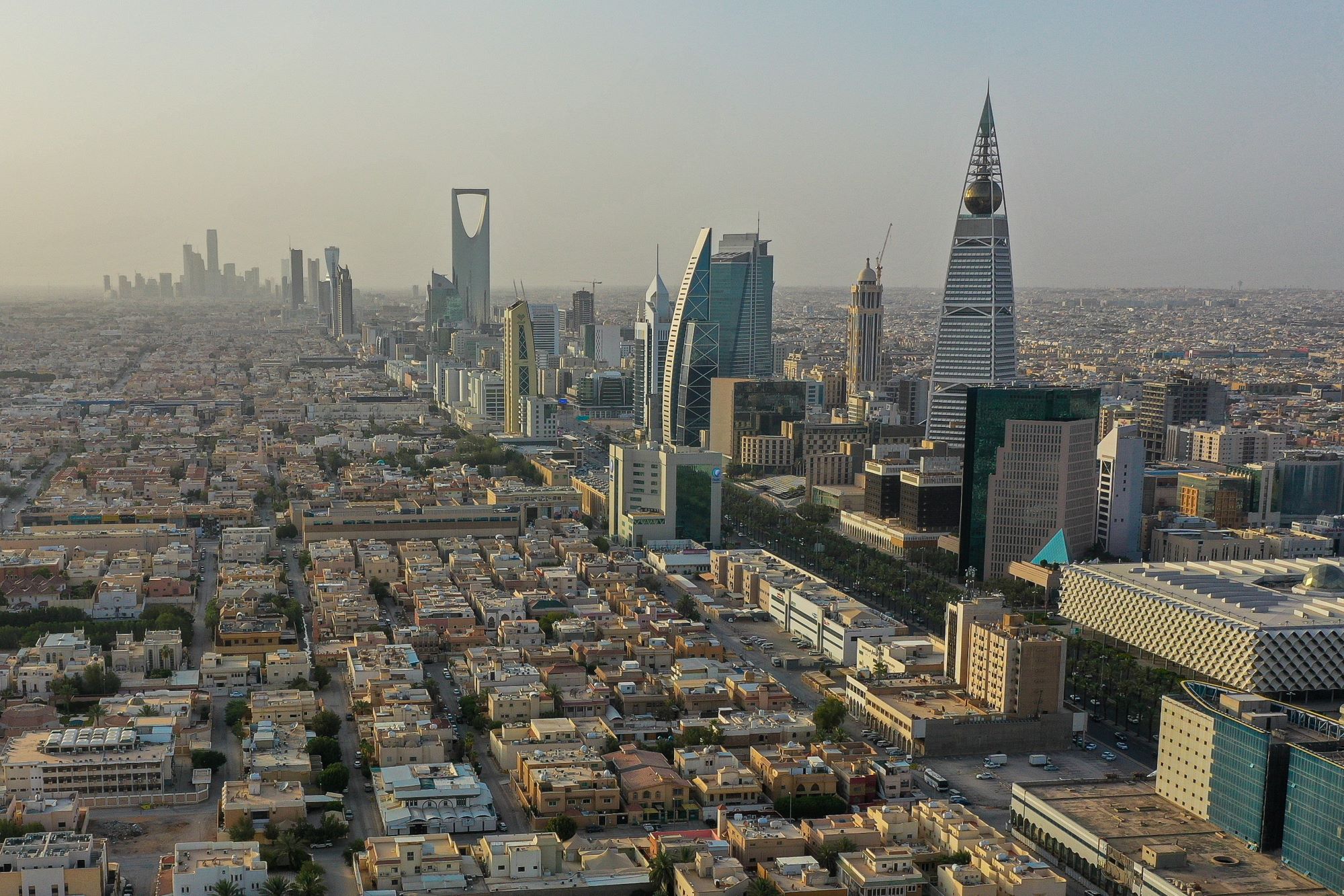 Panoramski pogled na moderno prestolnico Savdske Arabije Riad z modernimi nebotičniki v središču mesta sredi puščave.