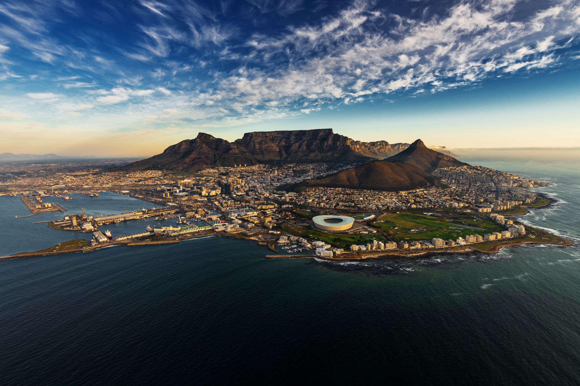 Panoramski pogled na Cape Town, Mizasto goro in obalo Atlantskega oceana.