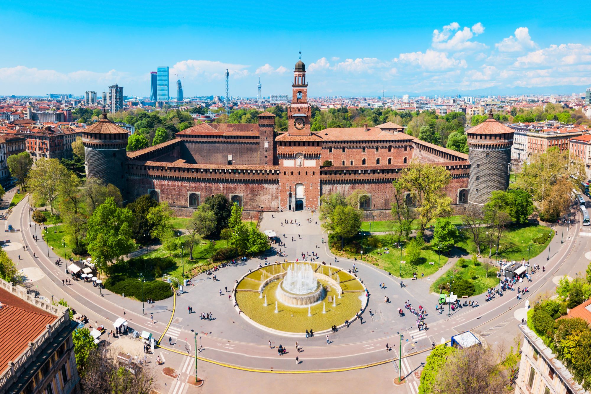 Panoramski pogled na Castello Sforzesco v Milanu v Italiji.