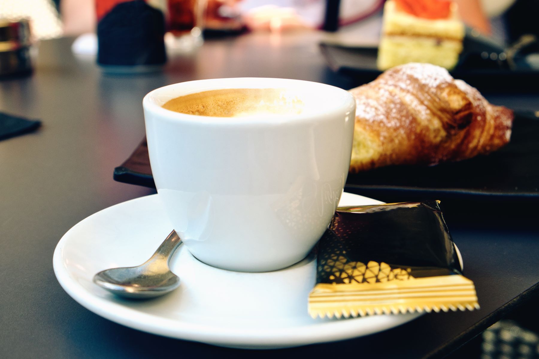 Tipičen italijanski zajtrk s skodelico kave espresso in rogljičkom.
