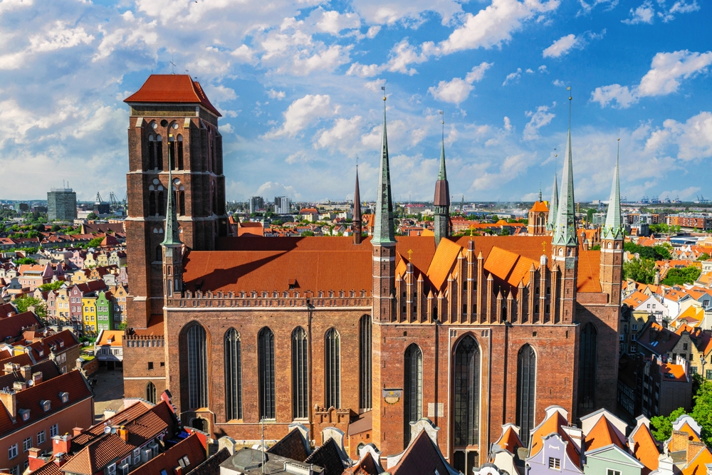 Mestio Gdansk na severu Poljske z opečnato cerkvijo