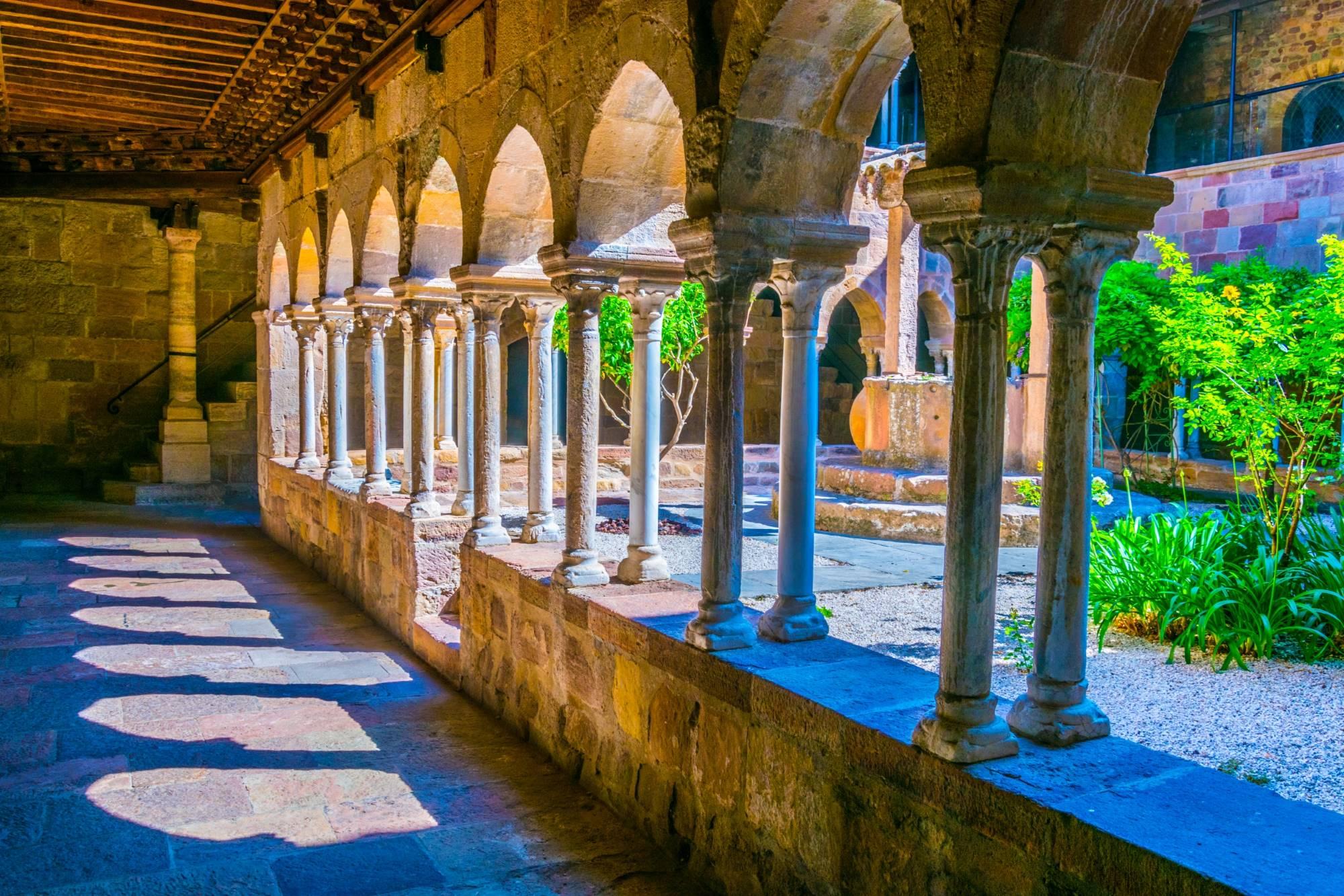 Križni hodnik srednjeveške katedrale in samostana v Frejusu ob Azurni obali.