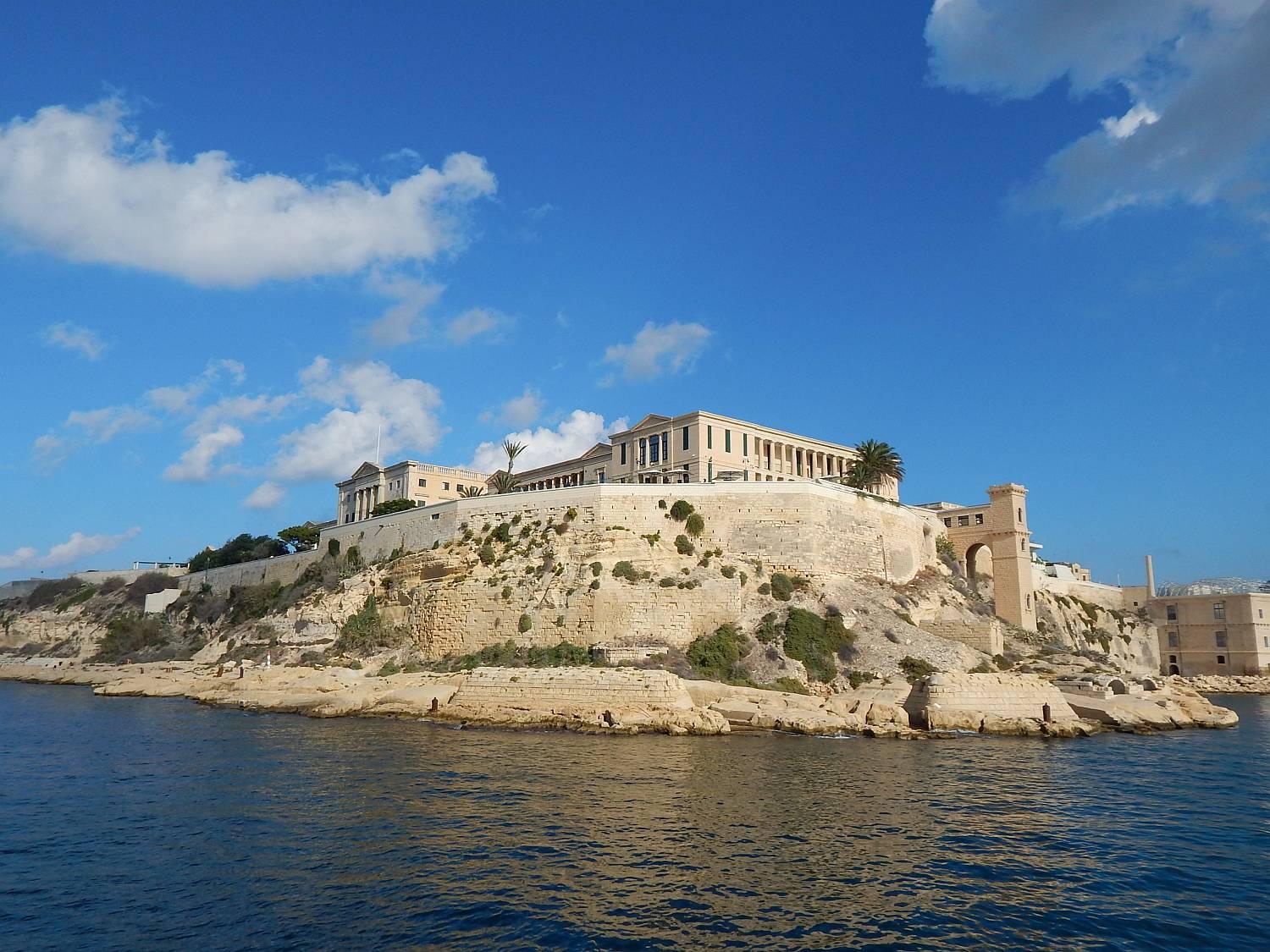 Pogled z morja na nekdanjo vojaško bolnišnico v Villi Bighi v kraju Kalkara poleg prestolnice Malte La Vallette.