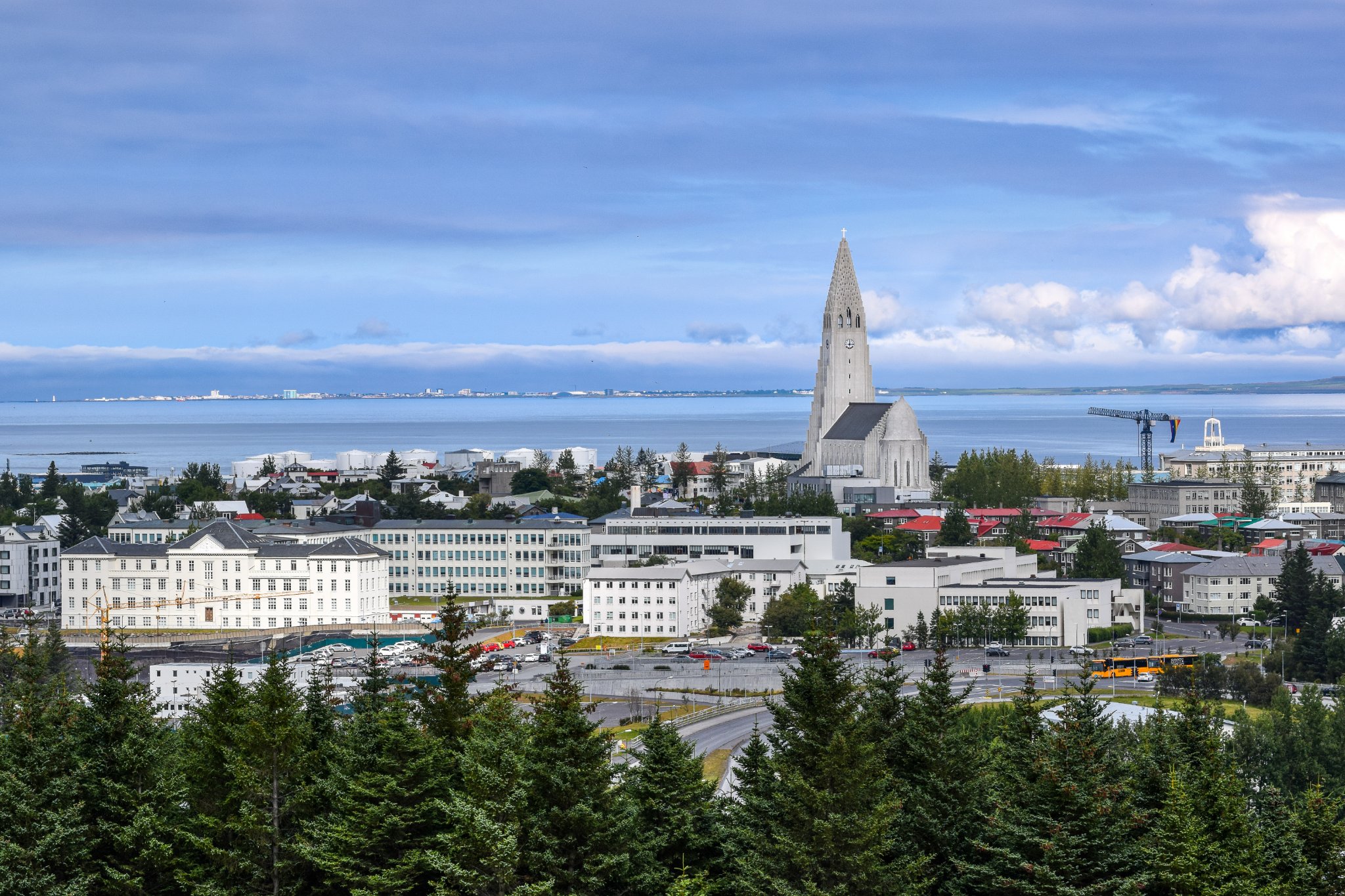 Pogled na islandsko prestolnico Reykjavík in cerkev Hallgrímskirkja.