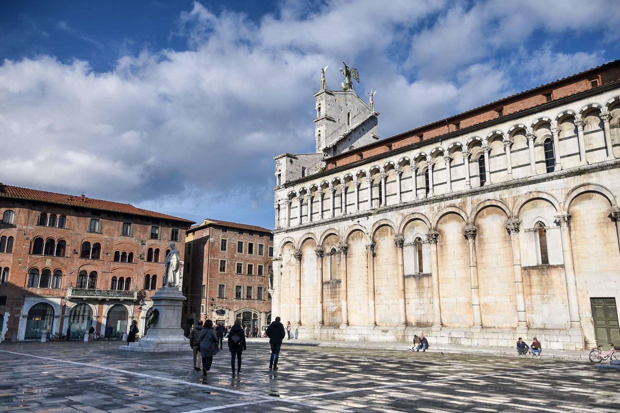 Stranski pogled na romansko-gotsko cerkev San Michele in Foro na trgu San Michele v Lucci v Toskani.