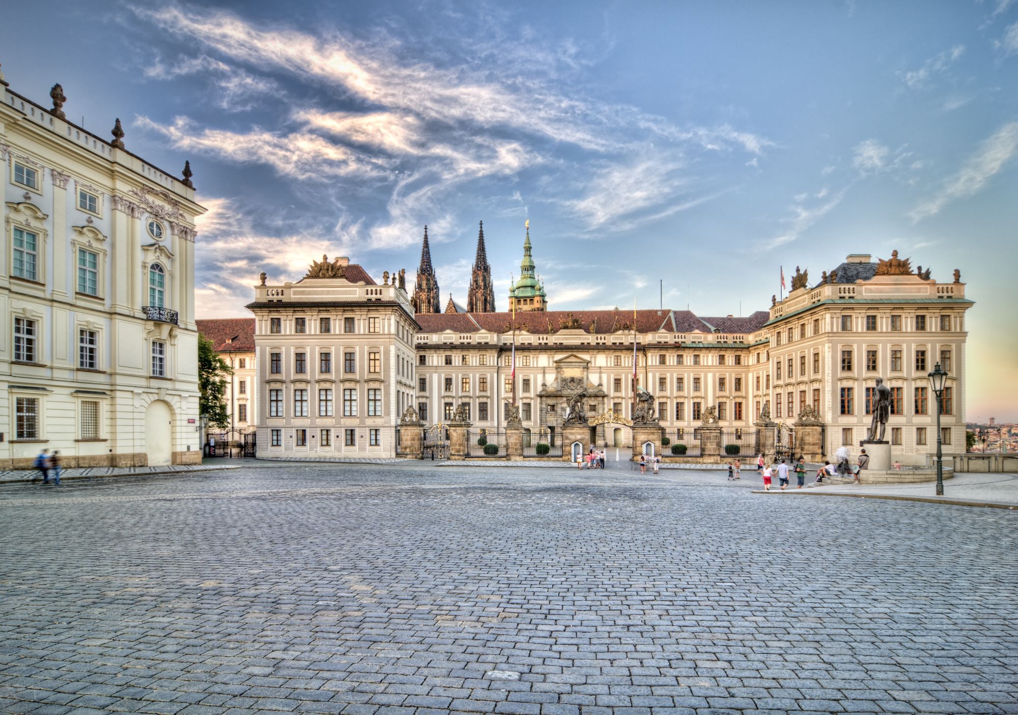 Pogled na Praški grad in zvonika stolne cerkve svetega Vida s trga Hradčanské náměsti na hribu Hradčani v Pragi.