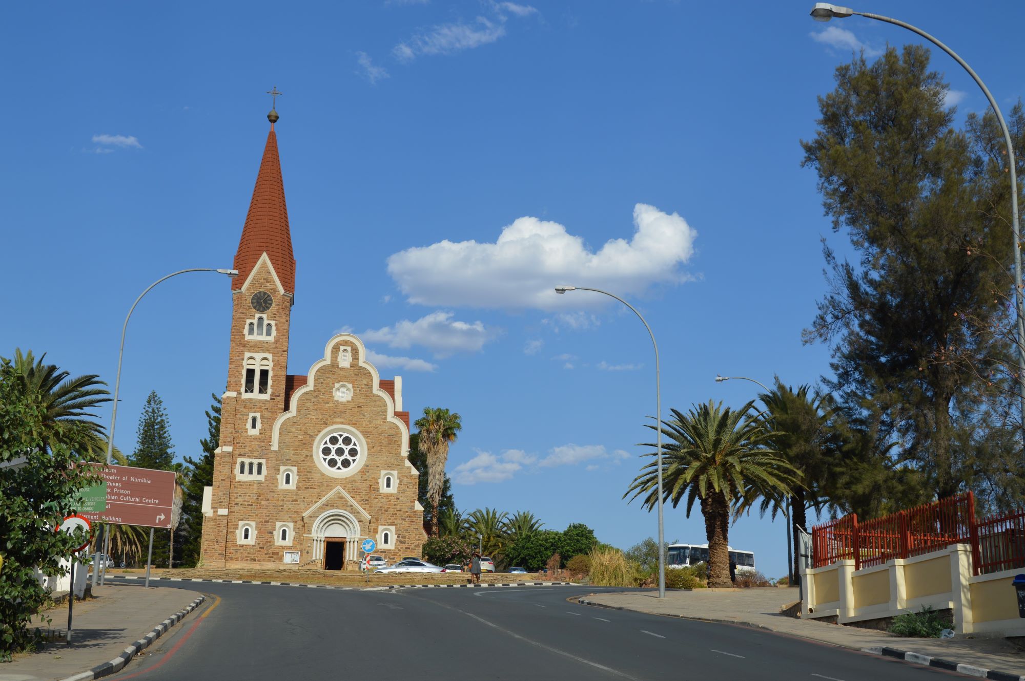 Pogled proti Luteranski novogotski Kristusovi cerkvi z ulice Fidela Castra v središču namibijske prestolnice Windhoek.