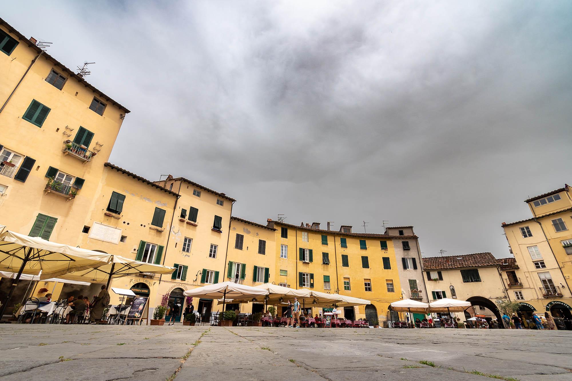 Hiše okoli znamenitega trga Piazza dell’Anfiteatro v Lucci.