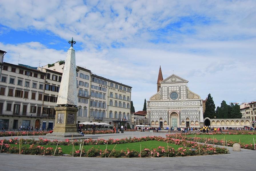 Trg Piazza di Santa Maria Novella v Firencah in bazilika Santa Maria Novella.