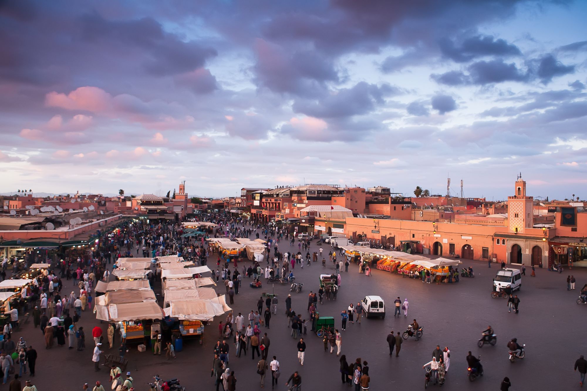Pogled od zgoraj na trg Jemaa el-Fna v Marakešu, ki se prebuja ob zgodnjem večeru.