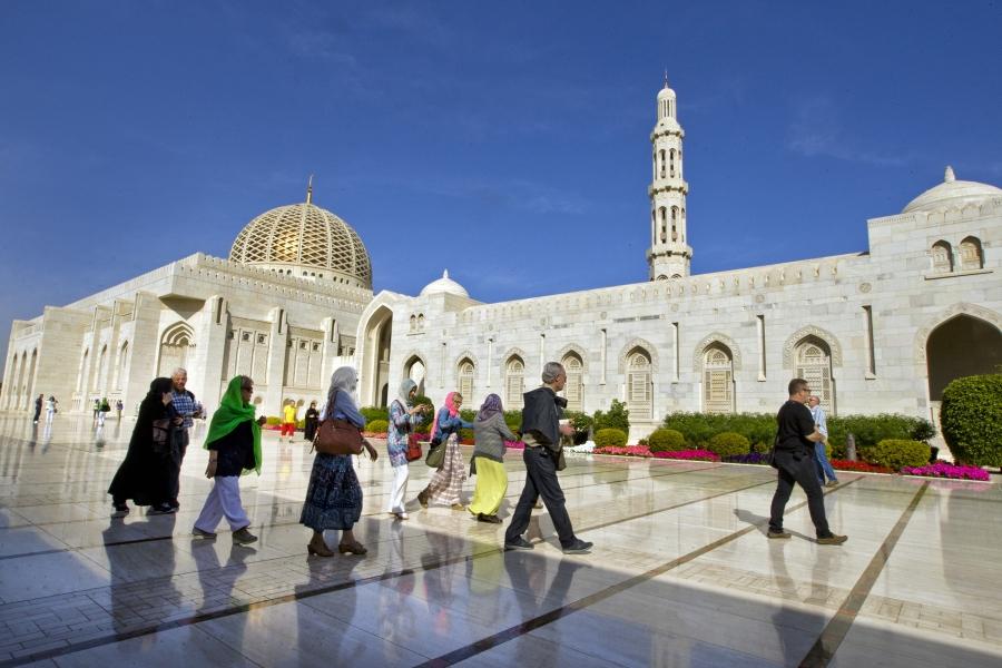 Slikovita mošeja s petimi minareti sultana Qaboosa v Muškatu, eden od vrhuncev potovanja v Omanu.