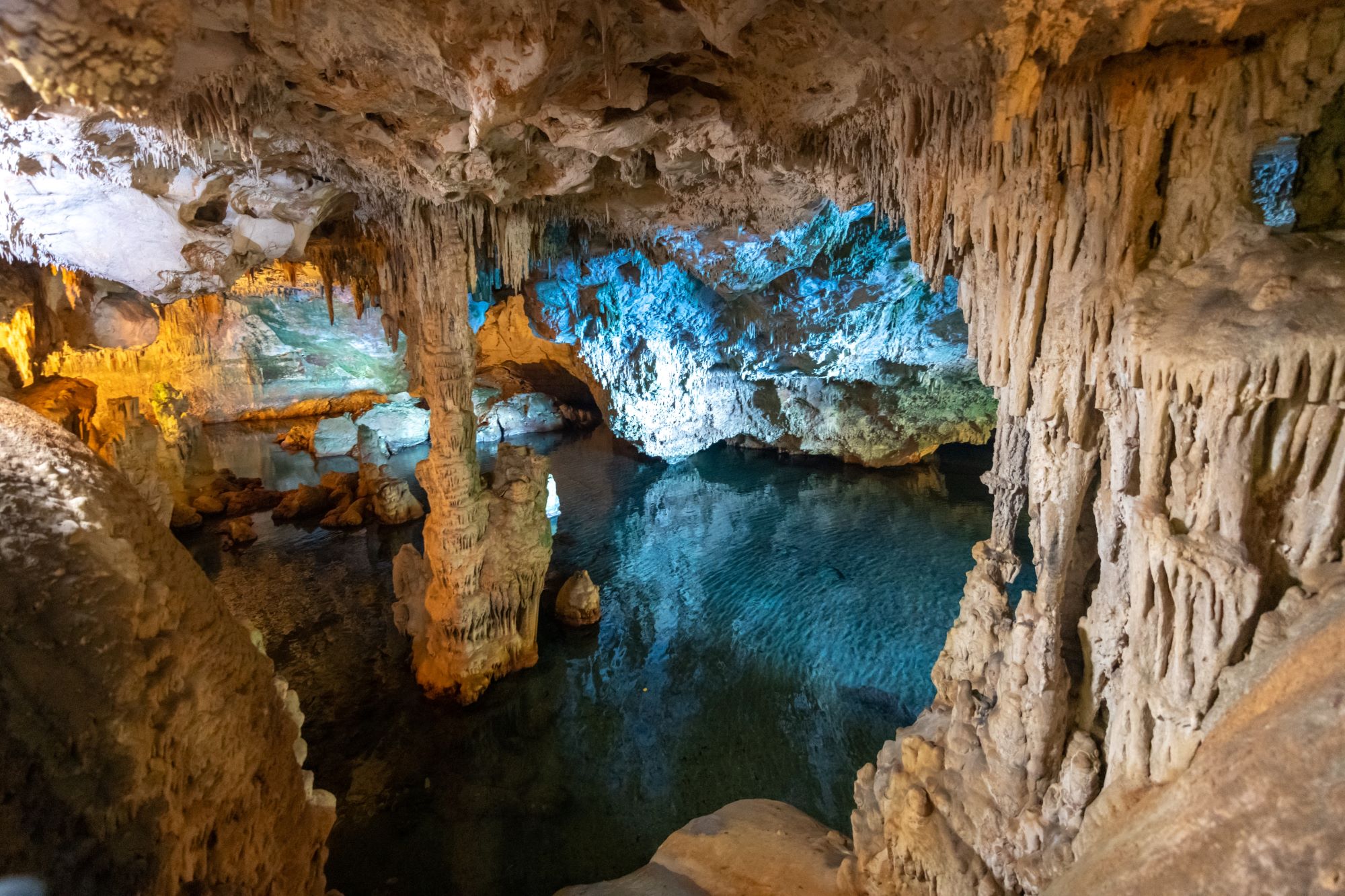 Formacije stalagmitov in stalaktitov v Neptunovi jami na Sardiniji.