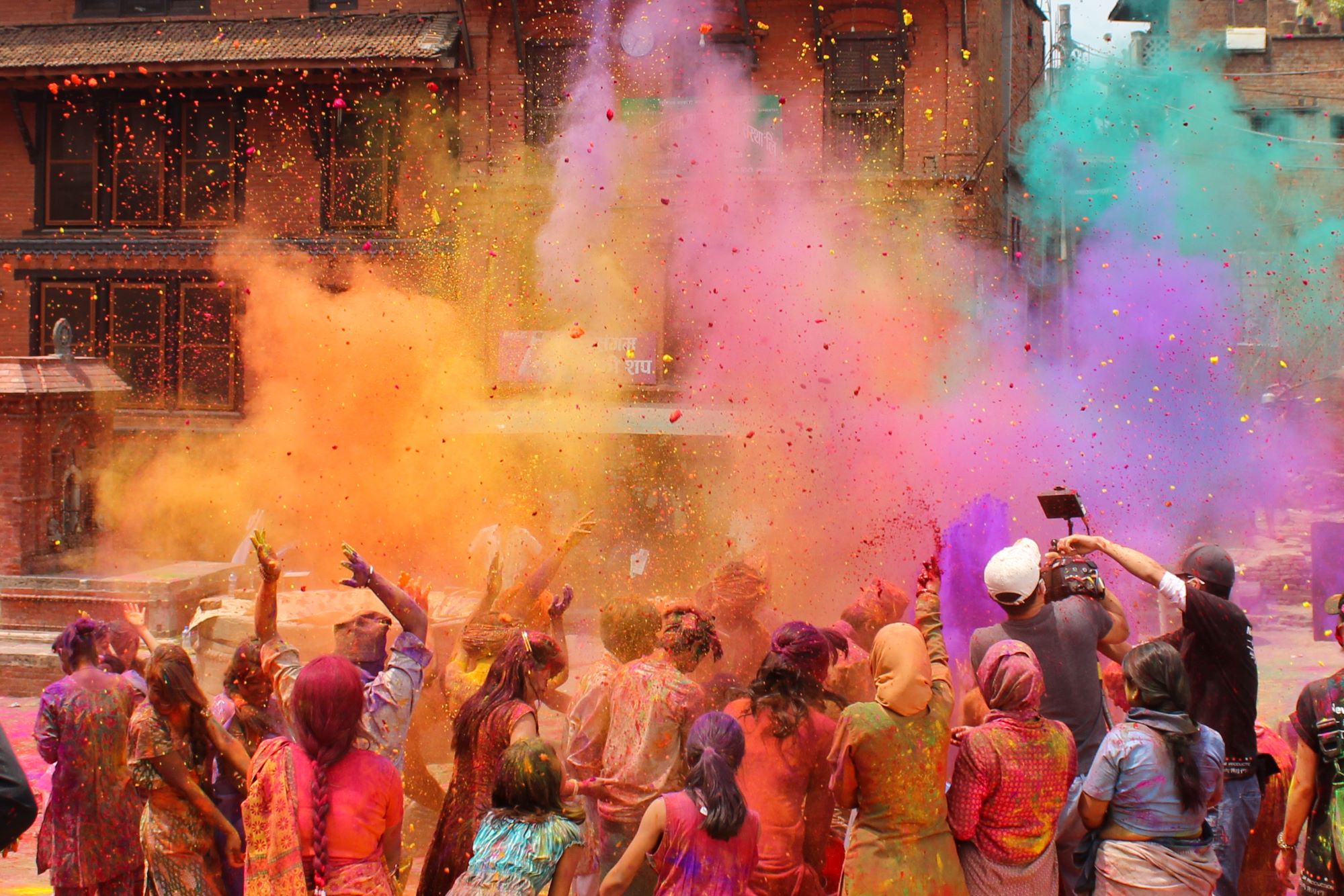 Verniki v Nepalu praznujejo hindujski festival holi in se veselijo na ulicah in spuščajo oblake pisanih barv.