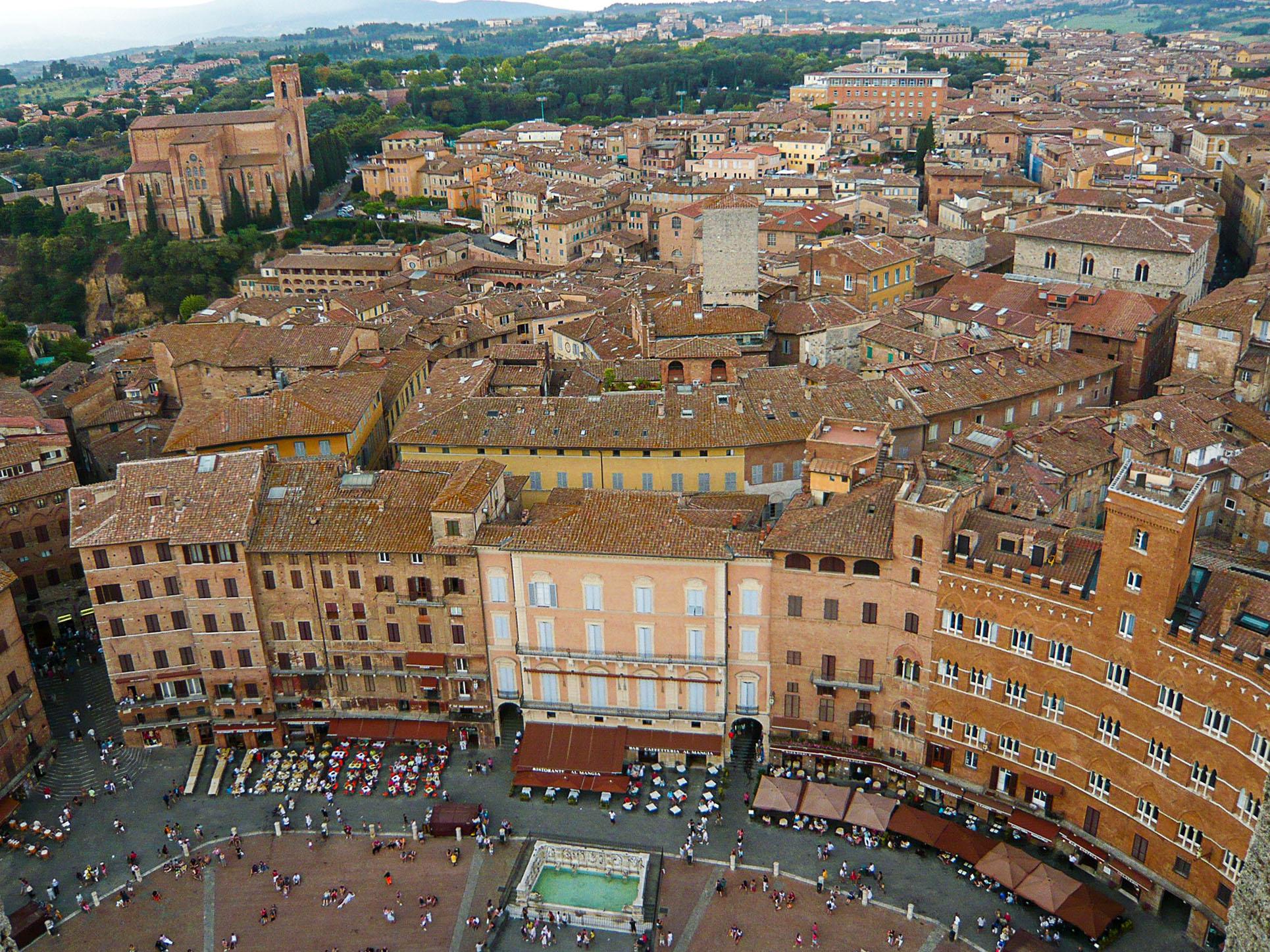 Pogled na trg Piazza del Campo v Sieni s stolpa mestne hiše.