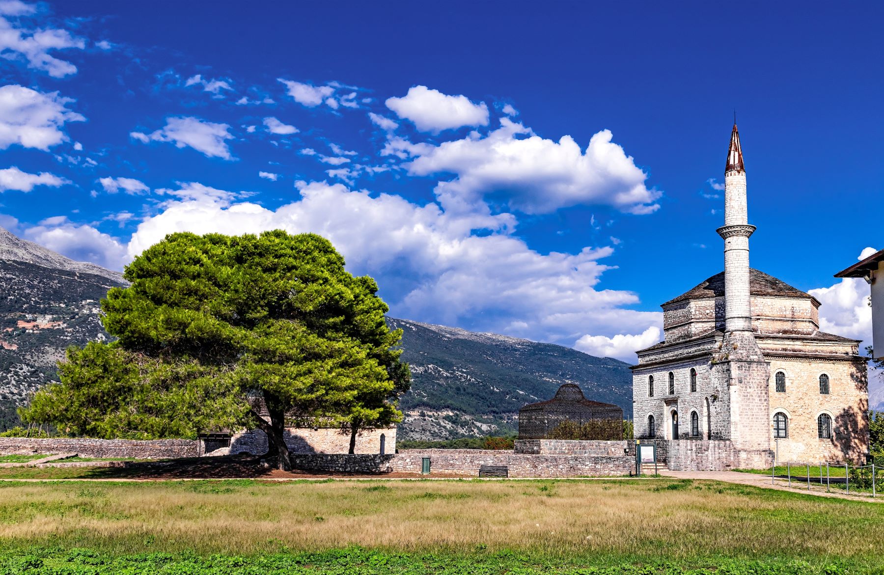 Pogled na vzpetino z mošejo Fethiye in grobnico Ali Pashe v Janini v severni Grčiji.