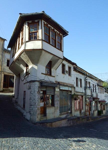 Raznovrstnostne meščanske hiše iz 19. stoletja v Gjirokastri.