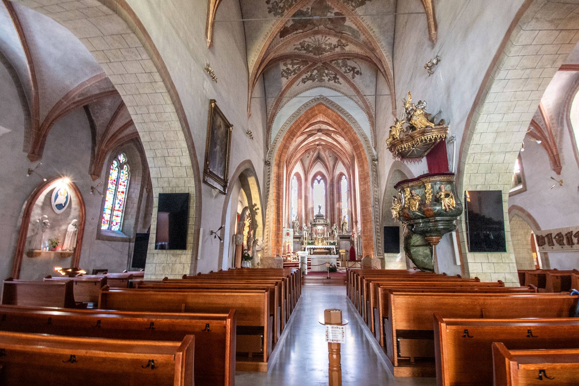Notranjost stolnice svetega Daniela v Celju z glavno ladjo in prezbiterijem.