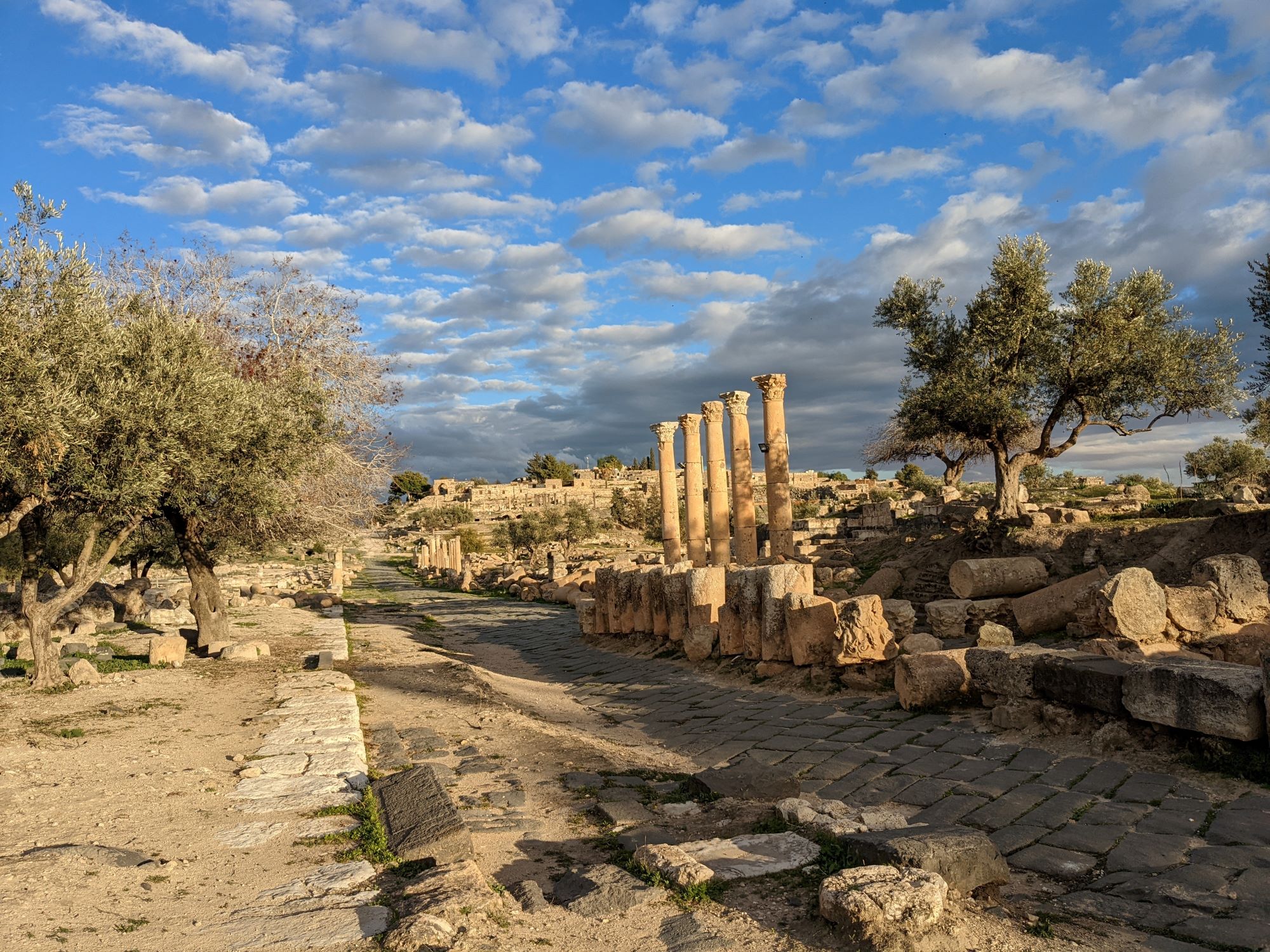 Antični ostanki nekdanjega rimskega mesta Gadare na severu Jordanije.