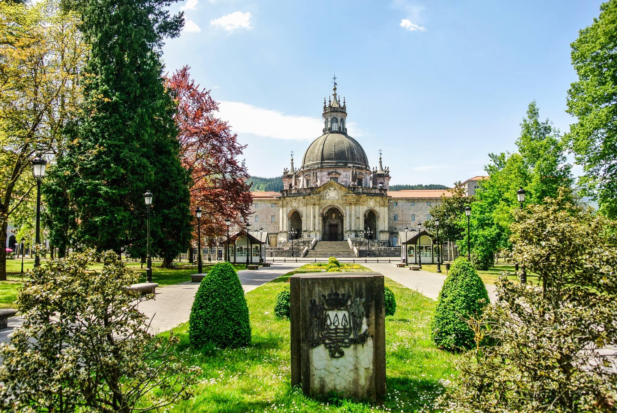 Mogočno baročno svetišče sv. Ignacija v mestu Loiola na severu Španije, vzhodno od Bilbaoa.