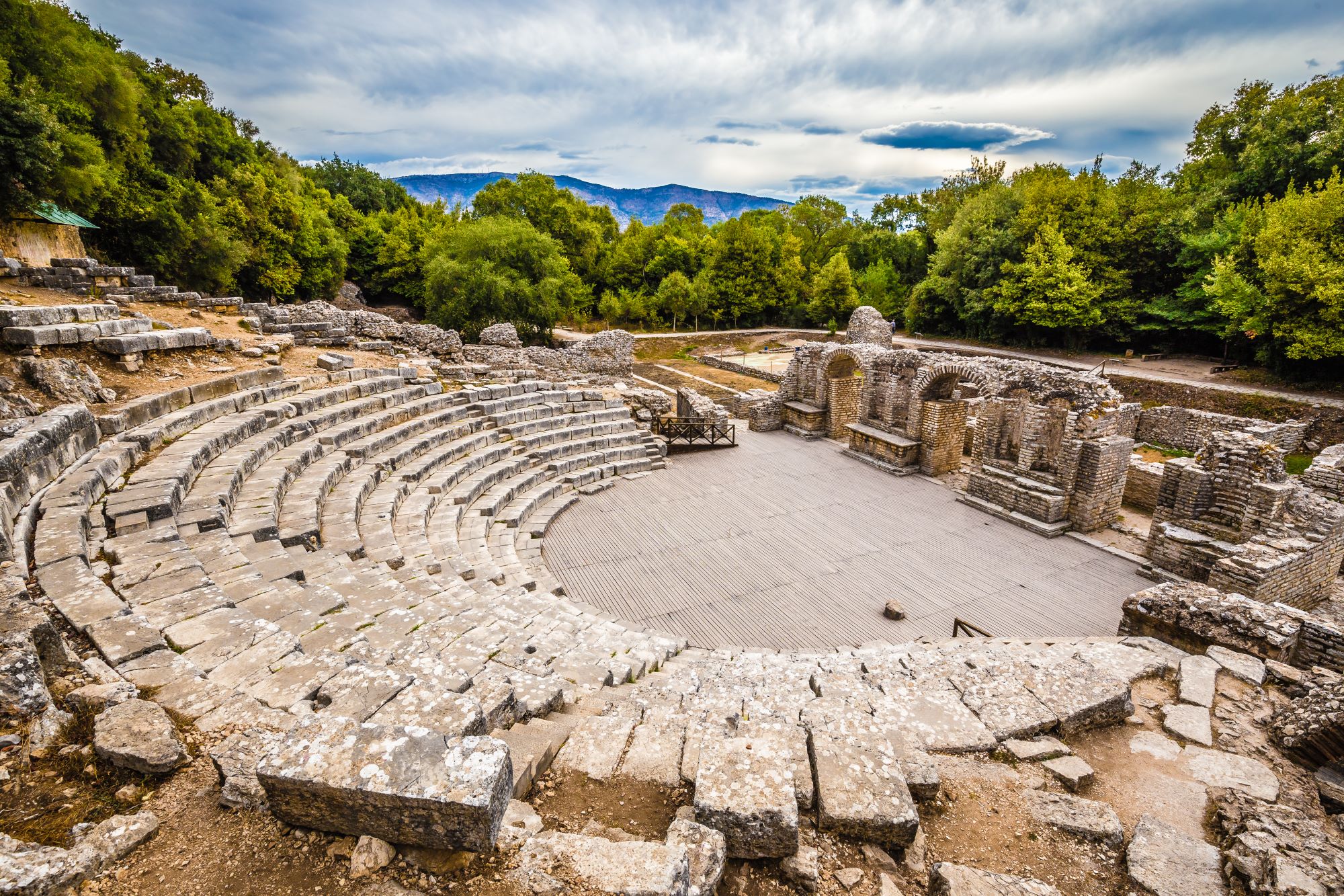 Ostanki rimskega gledališča v arheološkem najdišču Butrint oziroma antičnem Buthrotumu v Albaniji.