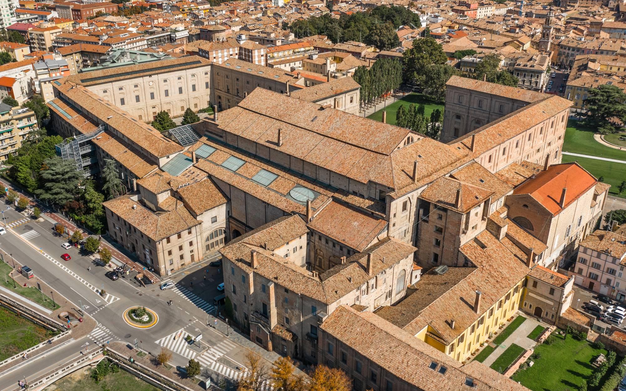 Pogled iz zraka na staro mestno jedro Parme, ki ga obvladuje velikanski Palazzo della Pilotta.