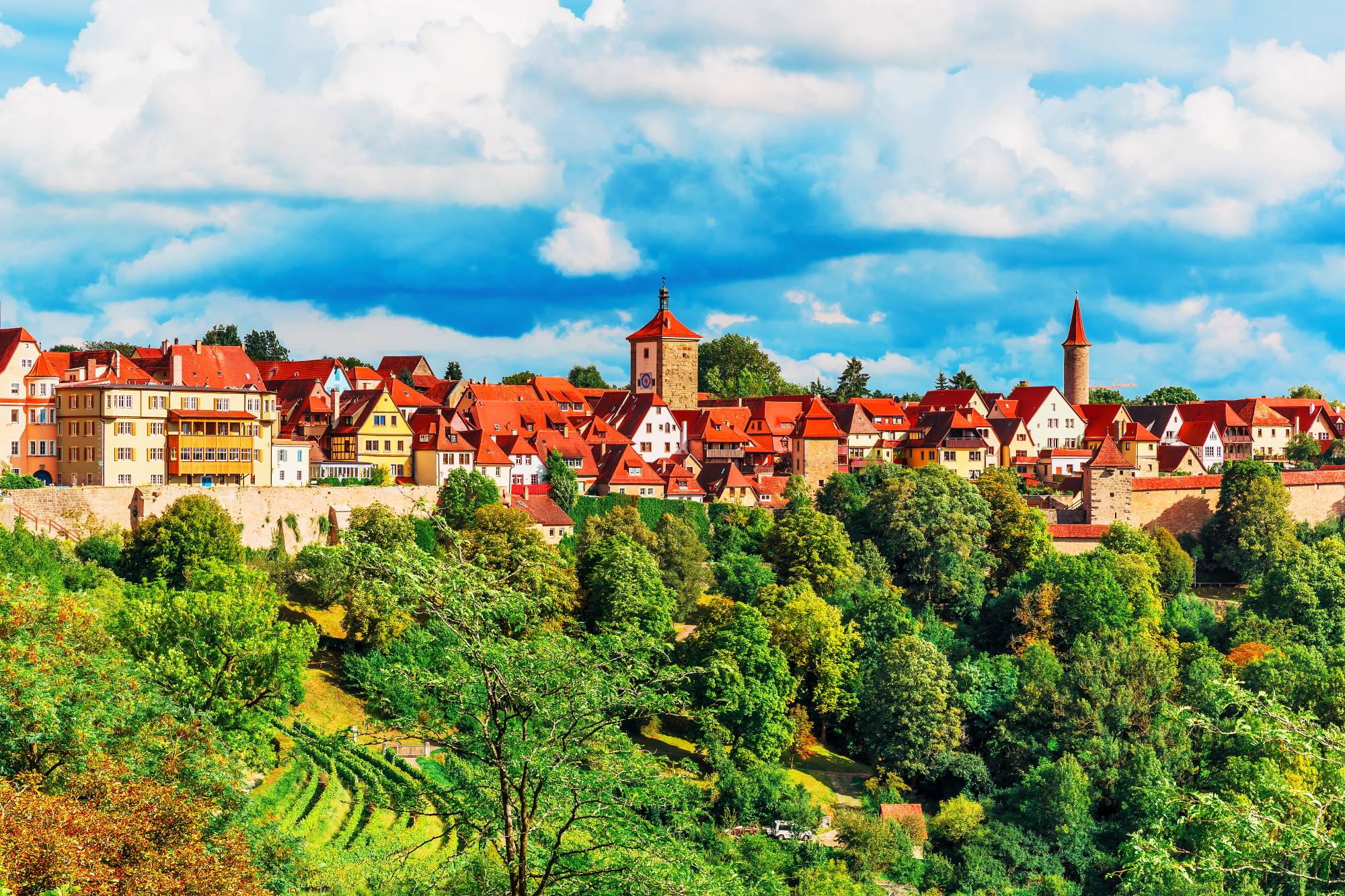 Pogled na mesto Rothenburg ob der Tauber na Bavarskem z mestnega obzidja.