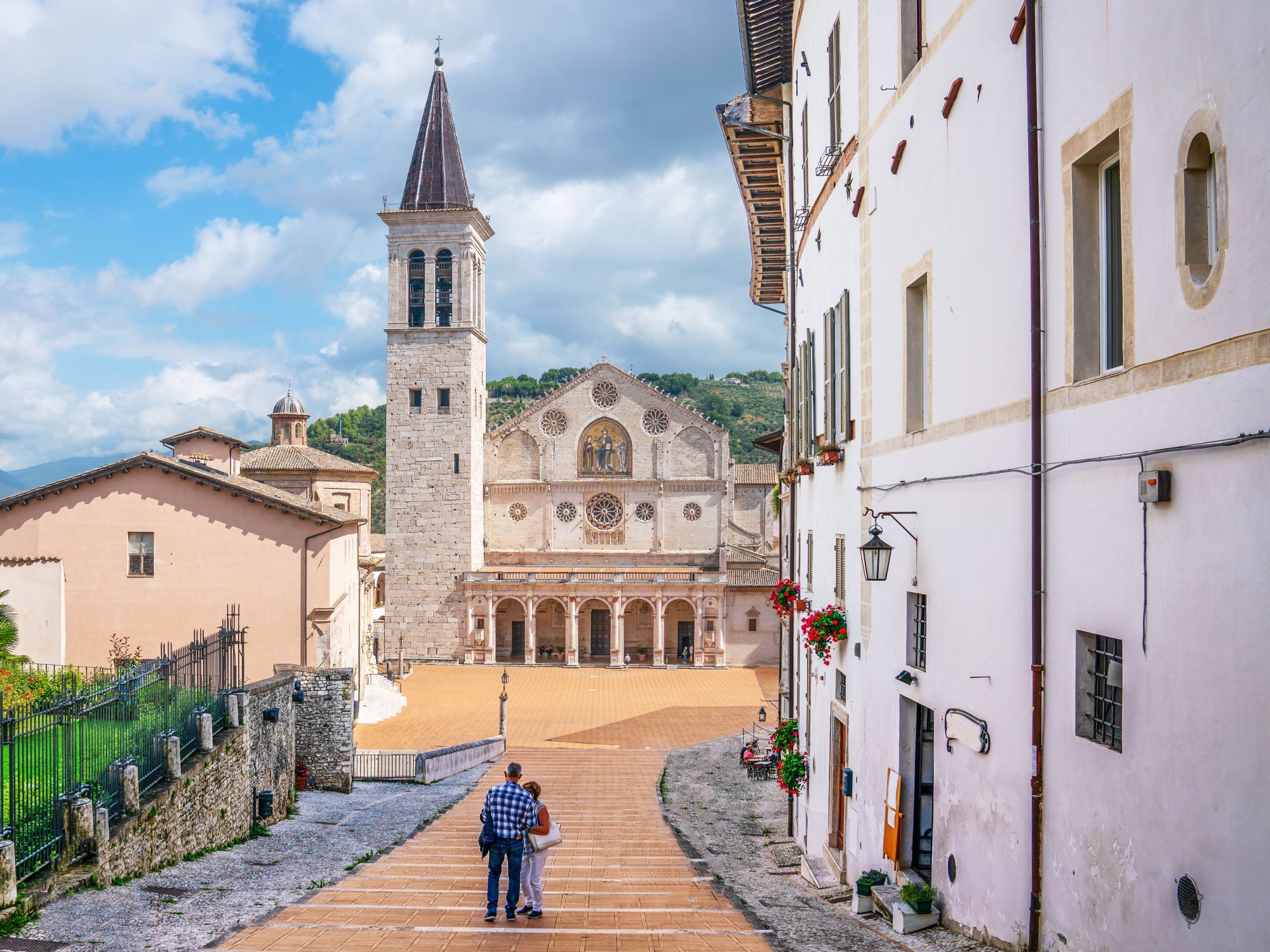Spust po stopnišču do katedrale Santa Maria dell'Assunta v Spoletu v Umbriji v Italiji.
