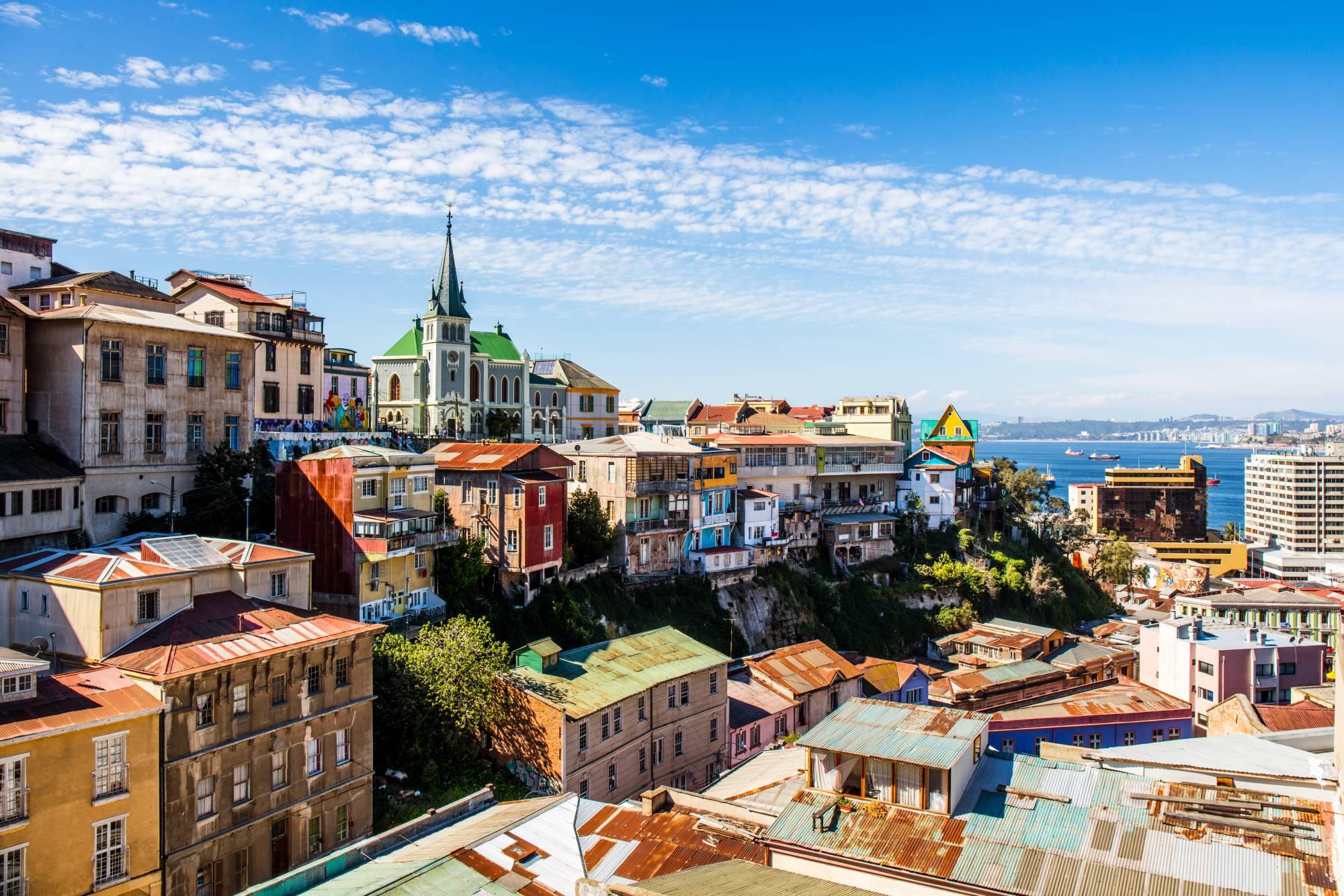 Zgodovinska četrt pristanišča Valparaiso v Čilu Cerro Concepcion. zgrajena na številnih gričih s pogledom na Tihi ocean z edinstveno arhitekturo.