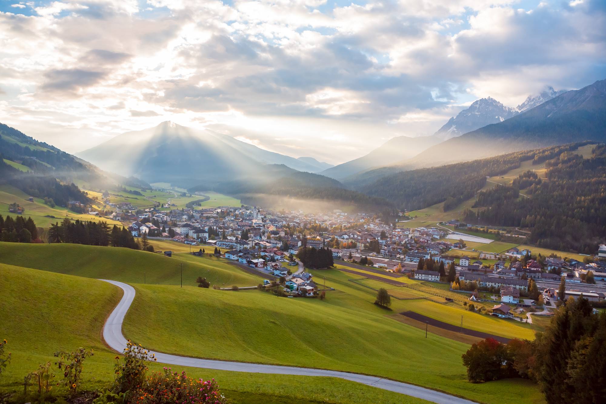 Pogled na Pustriško dolino na Južnem Tirolskem v Italiji in vas Innichen ali San Candido.