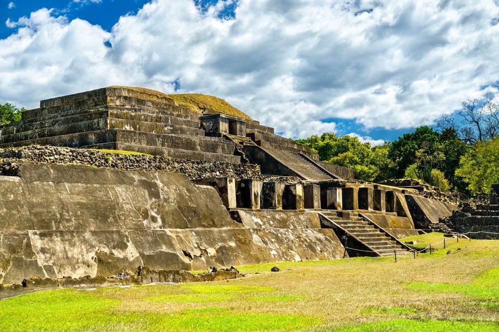 Ostanki kamnite piramide v arheološkem najdišču Tazumal v Salvadorju