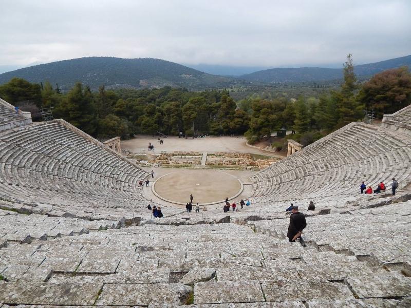 Pogled z vrha sedišča za gledalce na najbolje ohranjeno antično gledališče v Epidavrosu.